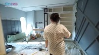 <p>Sedangkan kamar Rafathar menggunakan warna-warna yang lebih gelap, sesuai dengan keinginannya sendiri, Bunda. Tak hanya itu saja, Rafathar juga meminta untuk dibuatkan tempat khusus untuk menyimpan mainan-mainannya, lho. (Foto: YouTube Rans Entertainment)</p>