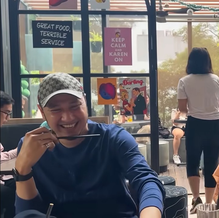 <p>Di akhir video, Kartika Putri dan Habib Usman berbincang singkat. Keduanya saling berbagi pendapat soal makan di sana. Habib sendiri mengakui bahwa awalnya ia kaget karena pelayanan di sana cenderung kasar. (Foto: YouTube Kartika Putri Official)<br /><br /><br /></p>