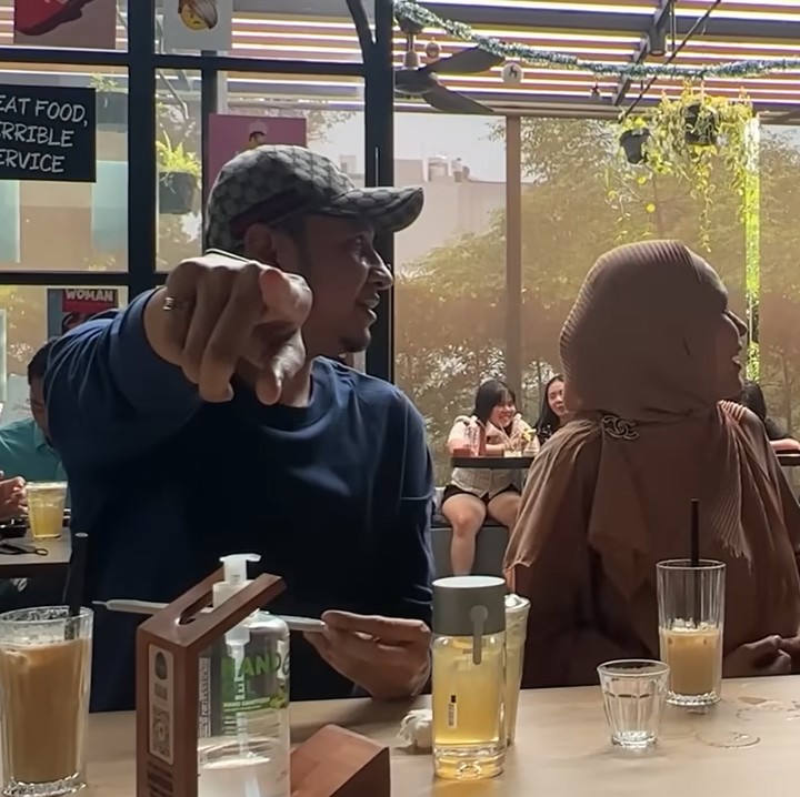 <p>Hal tersebut membuat netizen terhibur dan menilai bahwa para pelayan bingung menjamu suami Kartika. "Waiters nya pun binging, mau marah beliau tapi habib, ngga marah tapi tuntutan kerja," komen seorang netizen. Habib Usman bahkan terbawa suasana, Bunda. Beberapa kali ia bercanda dengan berbicara bernada tinggi pada sang istri. "Kesini mau ngeprank habib. Malah aku yang diprank, Habib yang marah-marah," ujar Kartika sambil tertawa. (Foto: YouTube Kartika Putri Official)<br /><br /><br /></p>