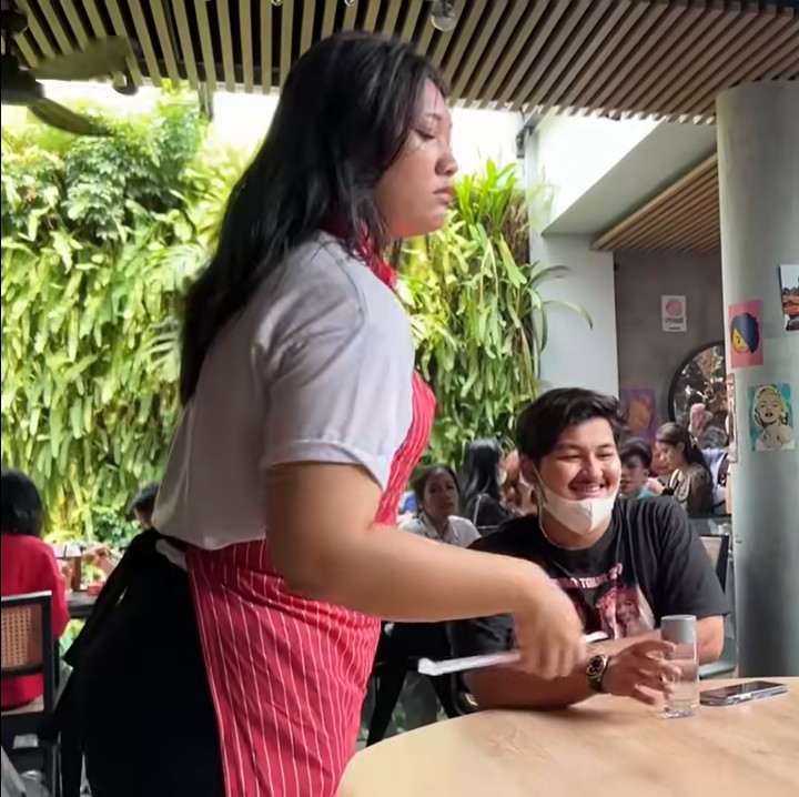 <p>Di awal memesan, Habib Usman langsung bertanya mengenai kehalalan makanan di sana. Hal tersebut dijawab langsung oleh sang manajer yang mengatakan halal dengan nada lebih lembut dibanding biasanya. Selanjutnya, Kartika Putri dan Habib Usman tampak menikmati momen di sana. Meski awalnya kaget dengan pelayanan yang diberikan, namun mereka tetap <em>enjoy</em>. (Foto: YouTube Kartika Putri Official)<br /><br /><br /></p>