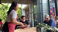 <p>Di awal memesan, Habib Usman langsung bertanya mengenai kehalalan makanan di sana. Hal tersebut dijawab langsung oleh sang manajer yang mengatakan halal dengan nada lebih lembut dibanding biasanya. Selanjutnya, Kartika Putri dan Habib Usman tampak menikmati momen di sana. Meski awalnya kaget dengan pelayanan yang diberikan, namun mereka tetap <em>enjoy</em>. (Foto: YouTube Kartika Putri Official)<br /><br /><br /></p>