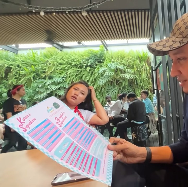 <p>Seperti yang ramai diperbincankan, ini merupakan restoran bertema khusus. Di sana, pelanggan akan diberi pengalaman bersantap dengan pelayanan yang tak biasa. Konsep pelayanannya menyajikan sikap jutek dan tidak ramah. (Foto: YouTube Kartika Putri Official)<br /><br /><br /></p>