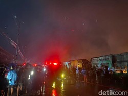Damkar Lakukan Pendinginan Kebakaran Pasar Sentral Makassar yang Mulai Padam