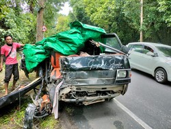 Sopir Ngantuk, Pikap Ringsek Hantam Truk di Hutan Cekik