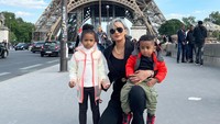 <p>Kimmy Jayanti juga hobi mengajak kedua anaknya pergi jalan-jalan di tengah kesibukan sebagai model. Tengok saja potret mereka ketika berlibur ke Paris. (Foto: Instagram @kimmyjayanti)</p>