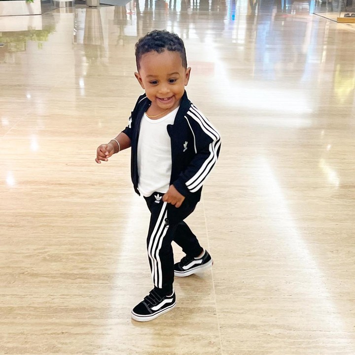 <p>Anak bungsu Kimmy Jayanti yaitu Dominic hampir berusia genap 2 tahun. Namun parasnya yang lucu kerap mencuri perhatian netizen. Sebagai anak dari seorang pesebakbola, anak keduanya tampak memiliki ketertarikan yang sama. Di salah satu caption fotonya, Kimmy Jayanti menyebut sang anak yang berpose memegang bola sebagai 'The Next Mbappe', Bunda.<em> "My baby boy Saint Dominic is your next @greg11n @k.mbappe & @neymarjr,"</em> tulis Kimmy Jayanti dalam unggahannya. (Foto: Instagram @kimmyjayanti)</p>