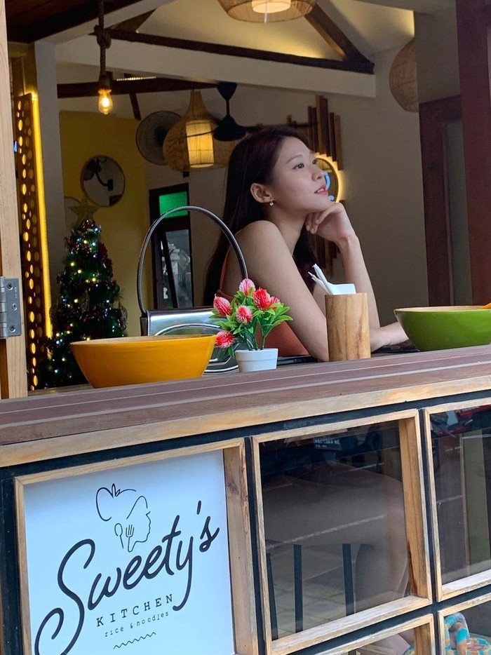 Kim Seol Hyun kejutkan penggemar di Indonesia dengan membagikan potret dirinya saat berada di Sweety's Kitchen, sebuah cafe yang berada di Ubud, Bali melalui postingan terbarunya di akun Instagram-nya pada (18/12) lalu./ Foto: instagram.com/s2seolhyuns2