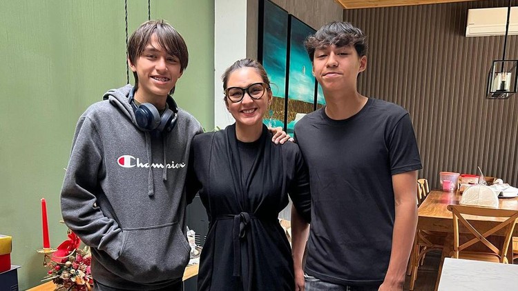 Lionel dan Diego, Putra Donna Agnesia