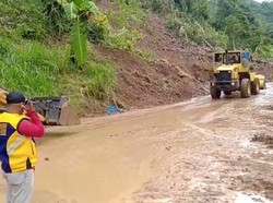 Material Longsor di Jalan Poros Malino Sulsel Mulai Dibersihkan