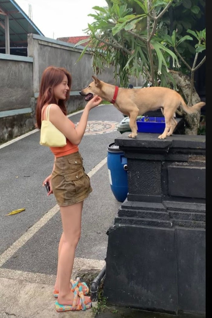 Menerima sebagian rekomendasi tempat wisata di Bali dari para penggemarnya, Seolhyun menikmati waktu jalan-jalannya menyusuri Pulau Bali dengan perasaan bahagia dan sempat bermain bersama anjing milik penduduk lokal./ Foto: instagram.com/s2seolhyuns2
