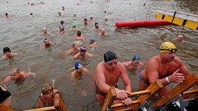 FOTO: Intip Kemeriahan Lomba Renang Musim Dingin di Praha