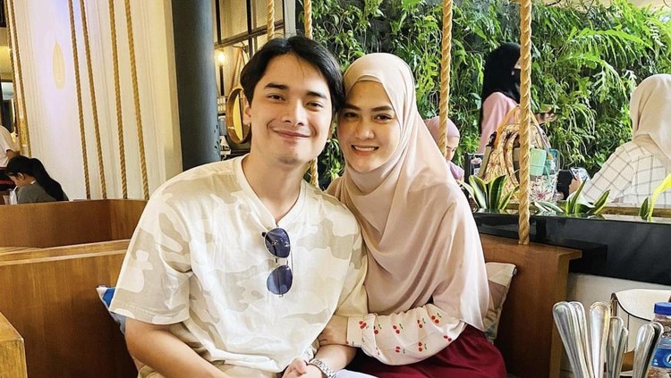 Mesranya Alvin Faiz dan Henny Rahman Saat Kulineran di Restoran hingga Warung Mesranya Alvin Faiz dan Henny Rahman Saat Kulineran di Restoran hingga Warung