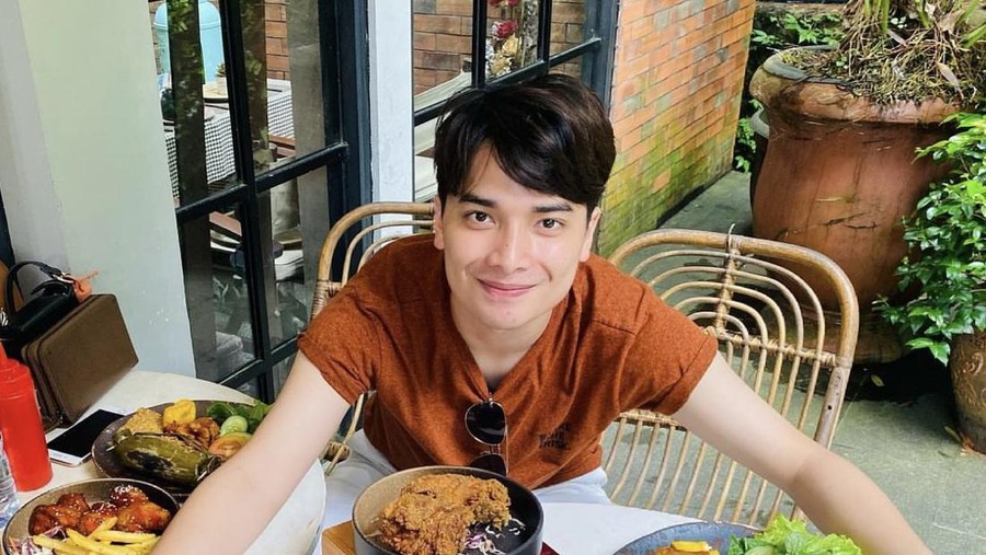 Mesranya Alvin Faiz dan Henny Rahman Saat Kulineran di Restoran hingga Warung Mesranya Alvin Faiz dan Henny Rahman Saat Kulineran di Restoran hingga Warung