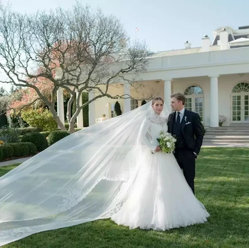 img-title Deretan Gaun Pengantin Ikonis di Tahun 2022, Dari Jennifer Lopez hingga Cucu Presiden AS