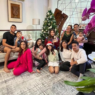 8 Momen Kebersamaan Sabda Ahessa Pacar Berondong & Anak Wulan Guritno