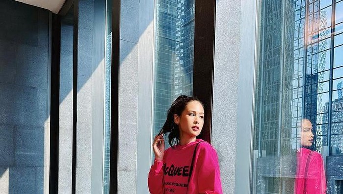 Tampil Trendy dengan Sweater dan Celana Rok. Foto Instagram: maudyayunda