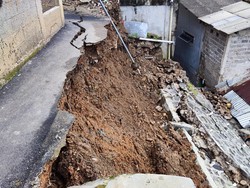 Tebing Longsor Timpa 2 Rumah di Bogor, Penghuni Mengungsi