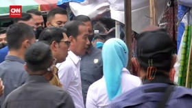 VIDEO: Jokowi Dan RK Blusukan Ke Pasar di Subang