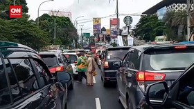 VIDEO: Libur Nataru, Lalin Jalur Puncak Bogor Padat Merayap