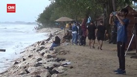 VIDEO: Hujan Deras dan Angin Kencang Landa Pantai Kuta