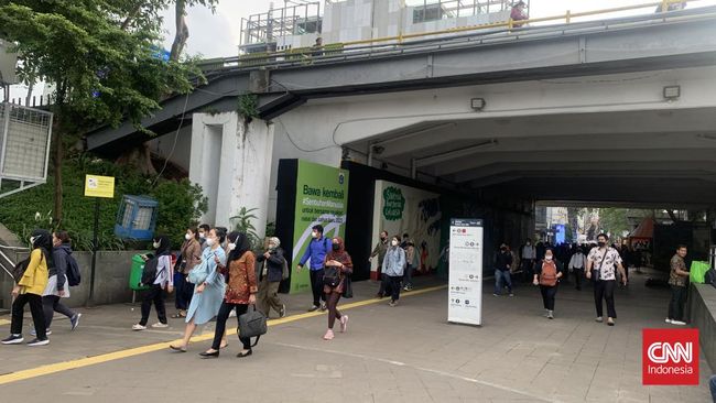 Sejumlah pegawai perusahaan swasta di Ibu Kota tetap berkantor di tengah imbauan WFH menyusuladanya potensi badai dahsyat pada Rabu (28/12) ini.