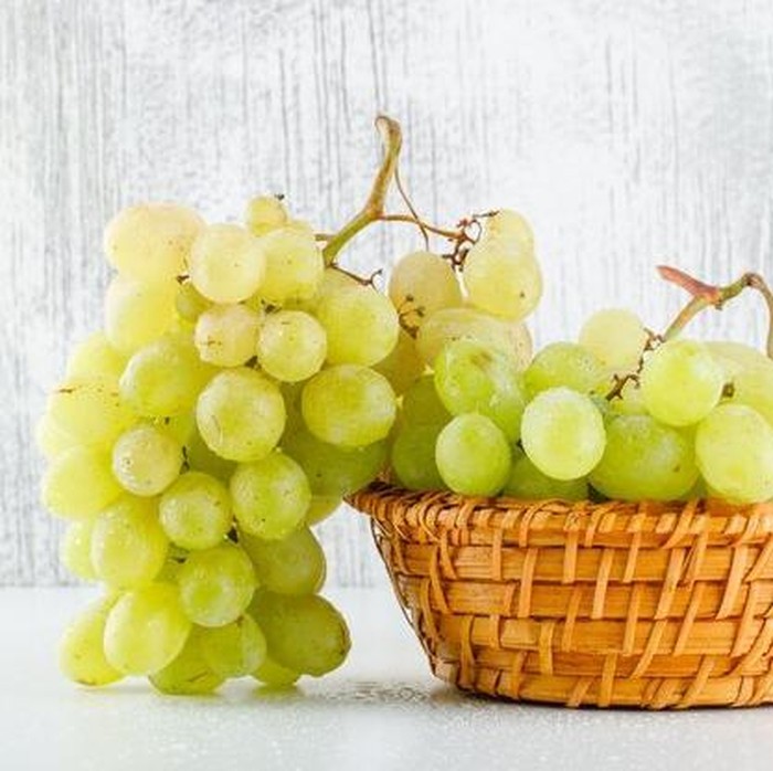 Berbicara mengenai makanan pembawa keberuntungan, anggur merupakan salah satu yang cukup terkenal.