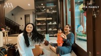 <p>Aurel Hermansyah melahirkan anak pertamanya, Ameena Hanna Nur Atta. Kini, bayi menggemaskan tersebut menjadi primadona dalam keluarga besarnya, Bunda. Bagaimana tidak, semuanya begitu menyayangi dan berusaha untuk terus berdekatan dengan Baby Ameena. Bahkan, Ashanty dan Krisdayanti sampai berebutan, nih. (Foto: YouTube AH)<br /><br /><br /></p>
