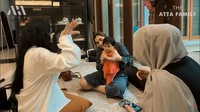 <p>Hal ini sontak membuat keduanya berlomba-lomba menarik hati dan perhatian Ameena. Dalam konten berdurasi singkat tersebut, mereka juga duduk dan berbincang beragam hal sambil memangku Ameena bergantian. (Foto: YouTube AH)<br /><br /><br /></p>