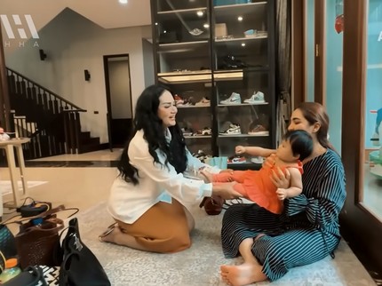 5 Potret KD-Ashanty Momong Cucu, Akur Seperti Adik Kakak hingga Rebutan Ameena