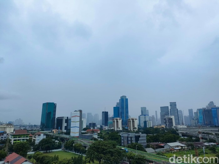 BMKG menyampaikan ada potensi cuaca ekstrem terjadi di sejumlah wilayah di Indonesia. Pada siang ini, langit Jakarta tampak sudah mulai turun hujan. (Dhani Irawan/detikcom)