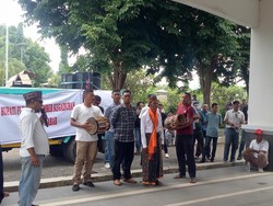 Aksi Warga Manggarai Barat Tabuh Gendang-Gong Tolak Pelantikan Kades