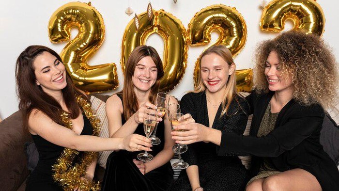 5 Tradisi Malam Tahun Baru Ini Dianggap Membawa Keberuntungan, Makan Anggur hingga Nggak Boleh Buang Sampah!