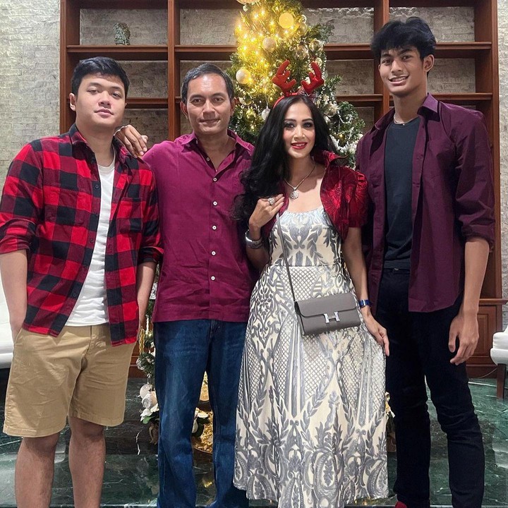 <p>Di usia pernikahan yang sudah seperempat abad, Diah Permatasari dan Anton Jatmiko tetap kompak, nih. Mereka baru saja merayakan Hari Natal bersama para kerabat. (Foto: Instagram @dps_diahpermatasari)</p>
