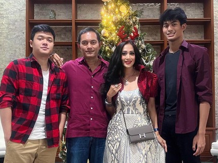 7 Potret Diah Permatasari & Suami Rayakan Natal, Harmonis Tanpa Gosip miring