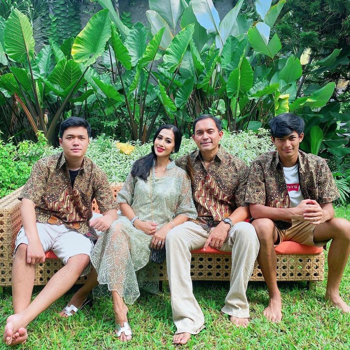 <p>Sebelumnya, Diah Permatasari juga pernah mengunggah foto merayakan Lebaran bersama keluarganya. Perbedaan agama antar anggota keluarga tak menjadi masalah di antara mereka, Bunda. (Foto: Instagram @dps_diahpermatasari)</p>