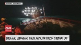 VIDEO: Diterjang Gelombang Tinggi, Kapal Mati Mesin di Tengah Laut