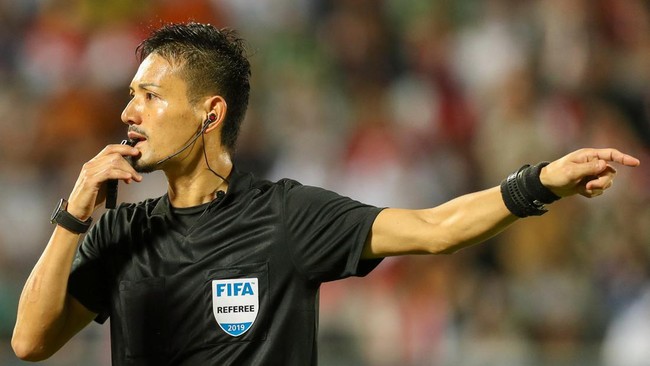 Wasit asal Jepang Ryuji Sato mendapatkan pujian dari media Inggris setelah menjadi bulan-bulanan usai memimpin laga Vietnam vs Malaysia di Piala AFF 2022.