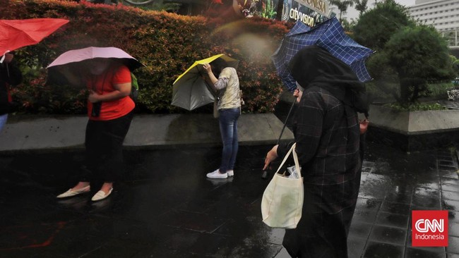 Angin kencang di Kalideres, Jakarta Barat, merusak 20 rumah, melukai dua warga. Sebanyak 34 family terdampak.