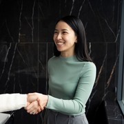 5 Sikap yang Bisa Membuat Orang Lain Langsung Menyukaimu saat Pertemuan Pertama