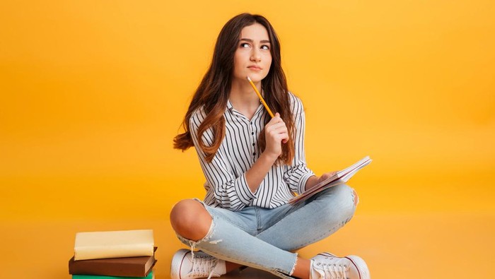 Ilustrasi menulis resolusi/ Foto: freepik.com/drobotdean