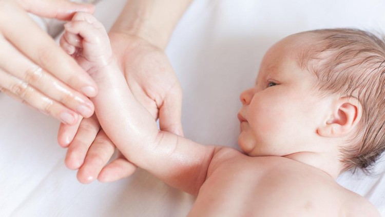 Ilustrasi Rekomendasi Minyak Telon Anti-Nyamuk Mother makes massage for happy baby, apply oil on the hand, with white background