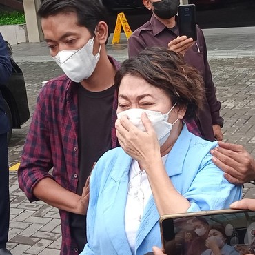 Tangis Indy Barends Ceritakan Kondisi Indra Bekti Saat Ditemukan di Kamar Mandi