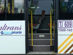 TransJakarta Mulai Terapkan QRIS Tap di 12 Rute Royaltrans
