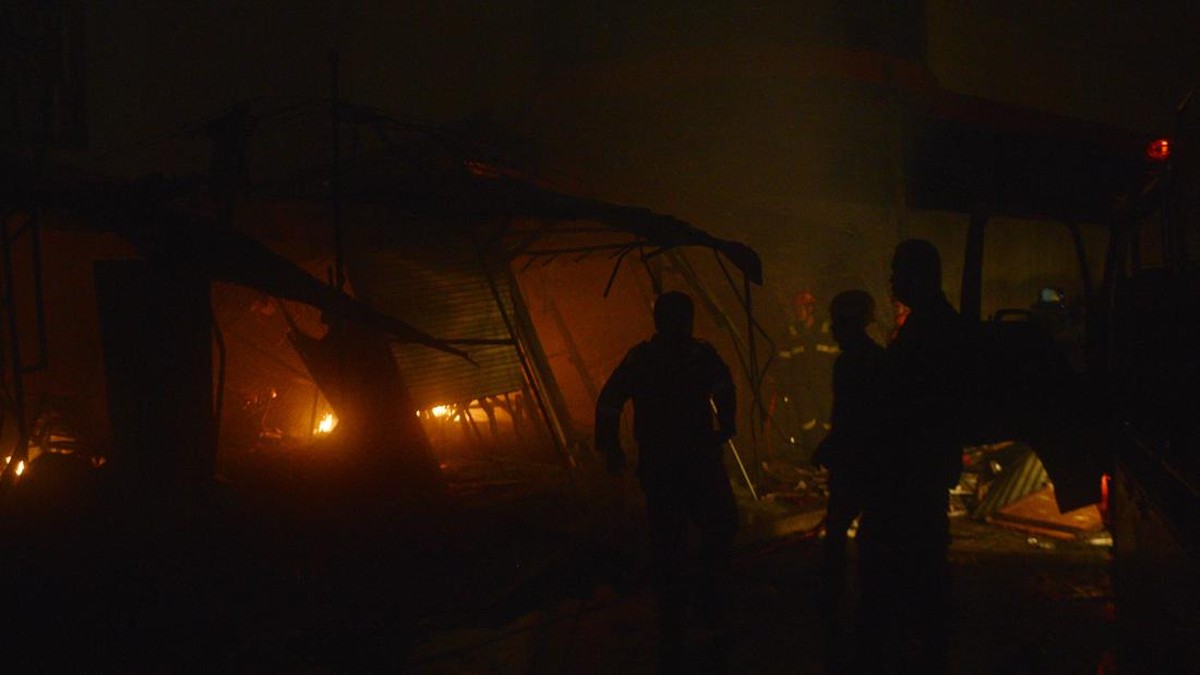 FOTO: Ratusan Kios Pasar Sentral Makassar Hangus Terbakar