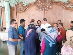 Senangnya Wisatawan Bisa Berfoto dengan Mangkunegoro X: Ramah dan Ganteng!
