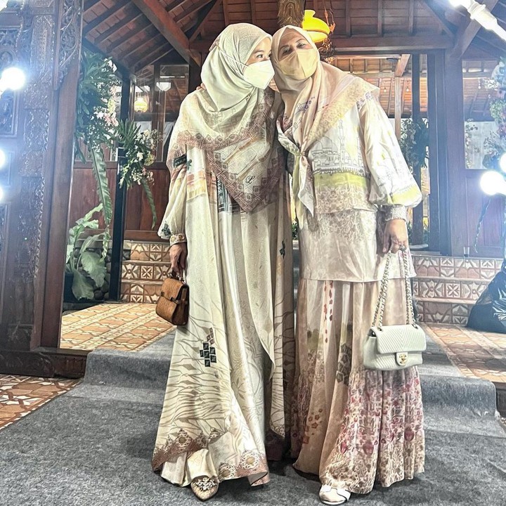 <p>Seperti ketika menghadiri acara pernikahan temannya, Bella mengajak sang Bunda dengan mengenakan busana kembar dari koleksi brand miliknya, L by LCB. (Foto: Instagram @laudyacynthiabella)</p>