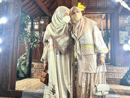 7 Potret Laudya Cynthia Bella dan Orang Tua, Cantik Pakai Baju Kembar dengan Ibunda