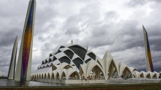 Kepala Dinas BMPR Jawa Barat Bambang Tirtoyuliono mengklarifikasi soal lelang proyek pembuatan konten Masjid Al Jabbar yang mencapai Rp20 triliun.