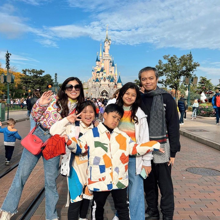 <p>Nisya Ahmad, adik presenter kondang Raffi Ahmad, menikah dengan Andika Rosadi sejak Januari 2009. Dalam pernikahan tersebut, pasangan ini dikaruniai tiga orang anak. (Foto: Instagram @nissyaa)<br /><br /><br /></p>