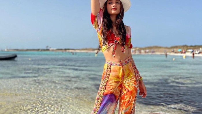 5 Inspirasi Outfit Liburan ala Cinta Laura Kiehl, Tampil Fresh dan Eye Catching!